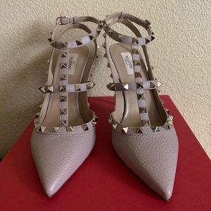 Valentino Garavani Rockstud T-strap Pointed Pump